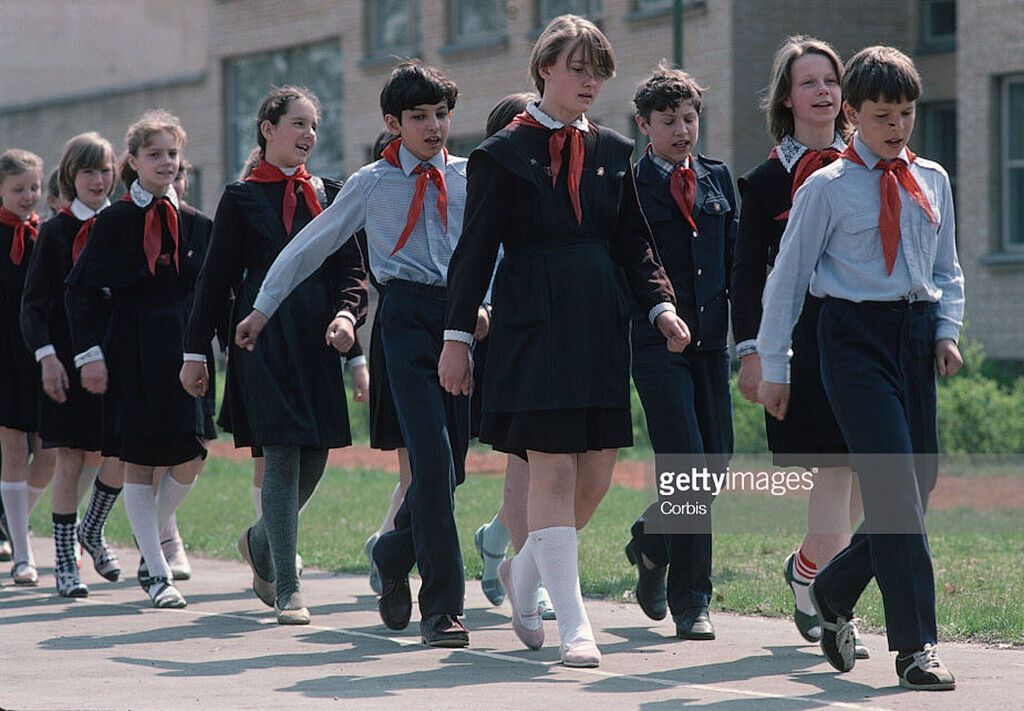 Пірсинг, кросівки, кулькові ручки: що категорично забороняли у радянських школах