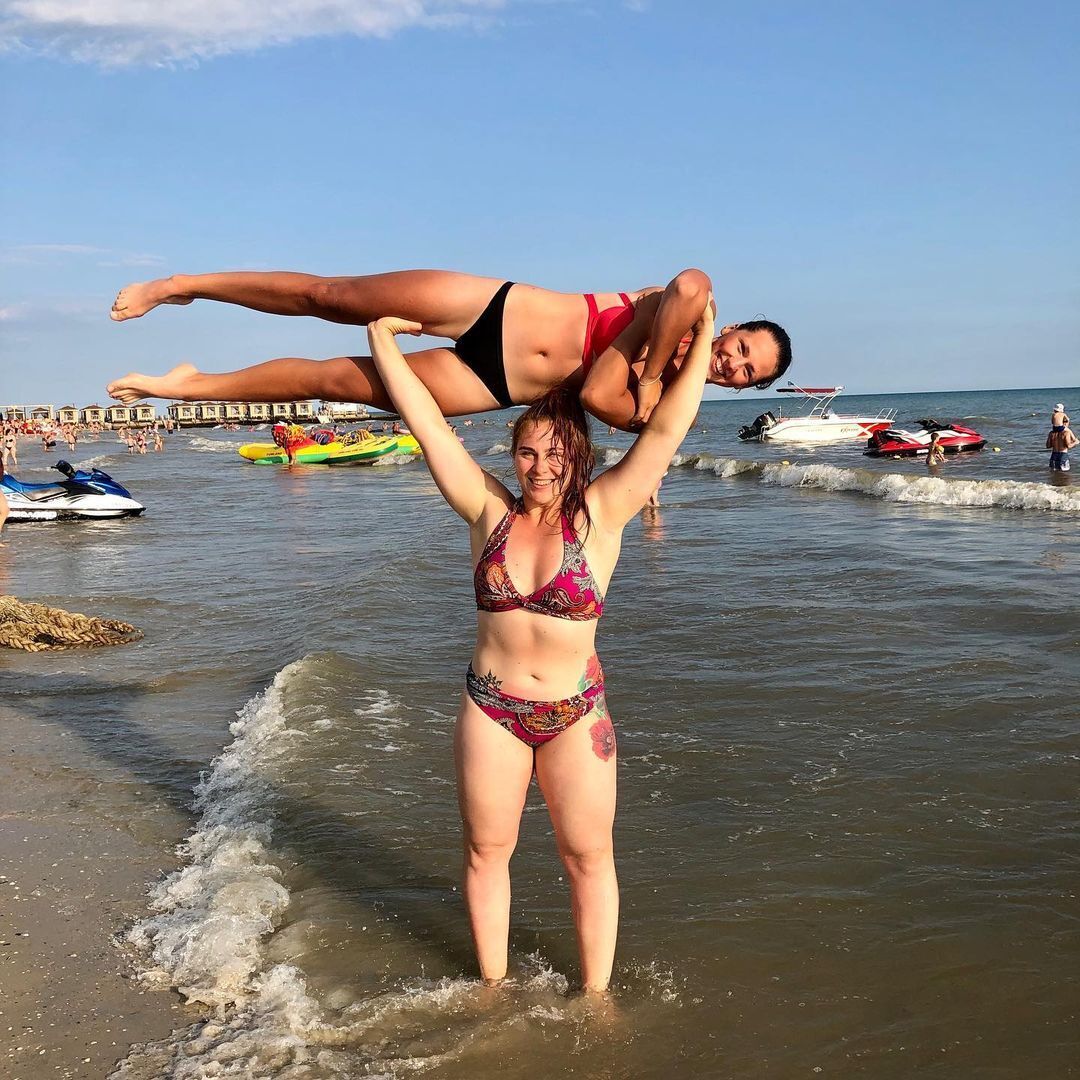 Лідія Гунько (знизу) бавиться із подругою на пляжі