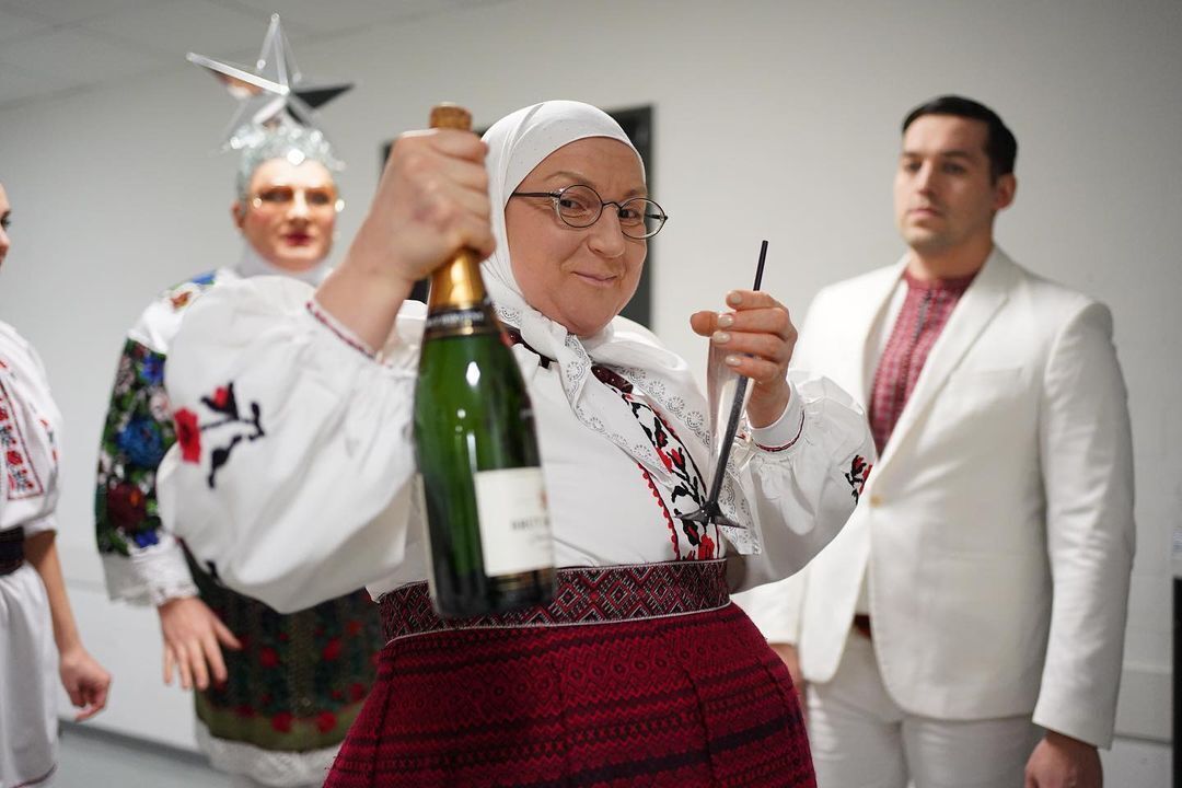 Абрамович подарил Сердючке и ее команде бутылку "дорогущего" шампанского