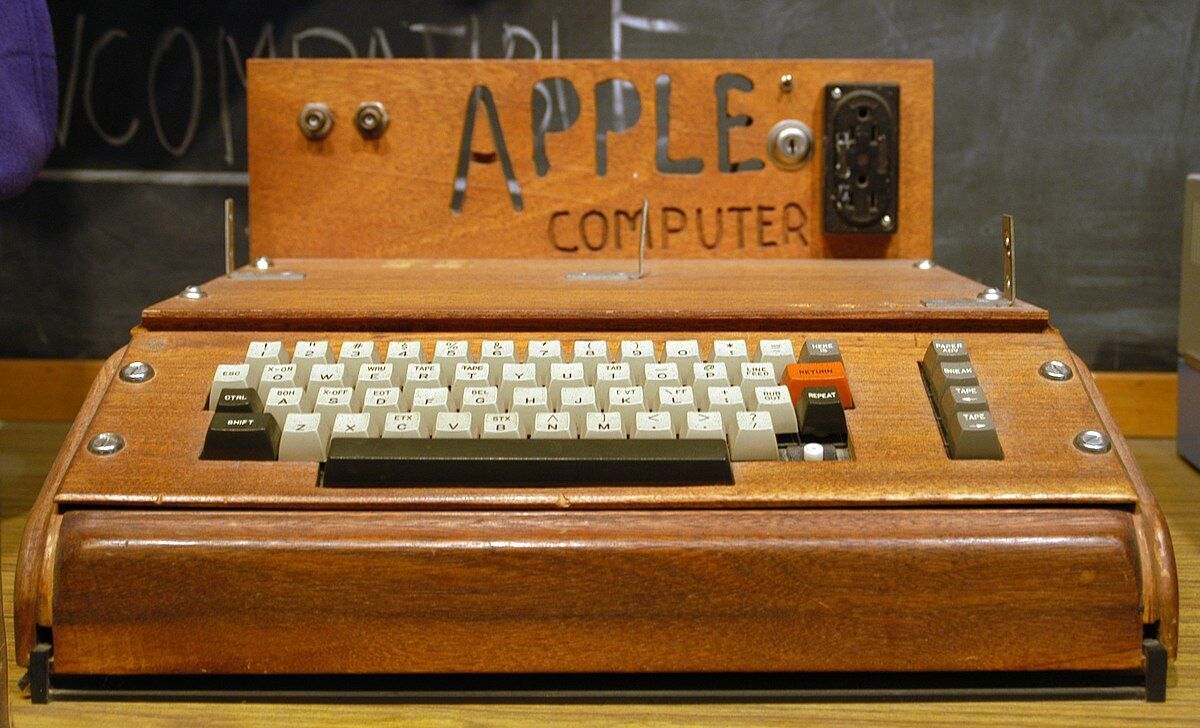 Перший комп'ютер Джобса та Возняка Apple 1