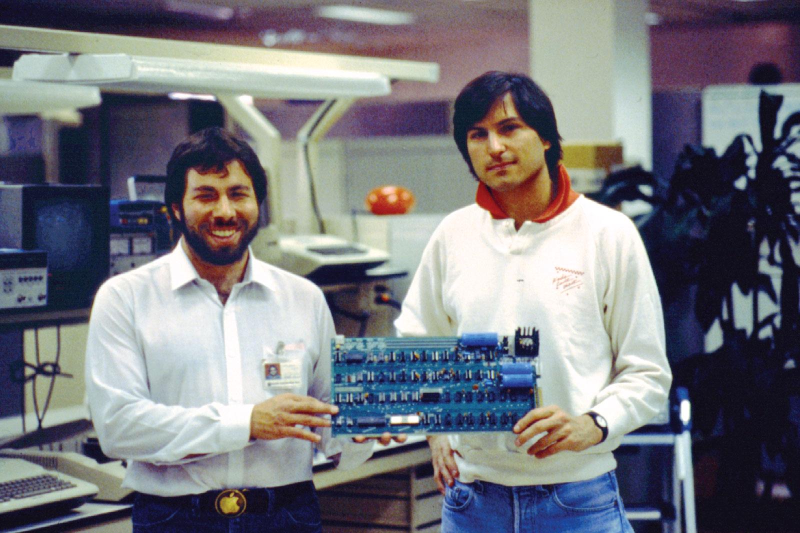 Стив Возняк и Стив Джобс держат плату Apple I, 1976 год