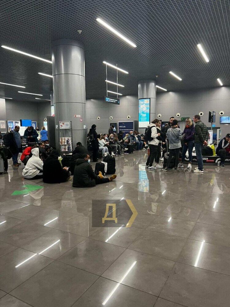 Пассажиры ночевали в аэропорту.