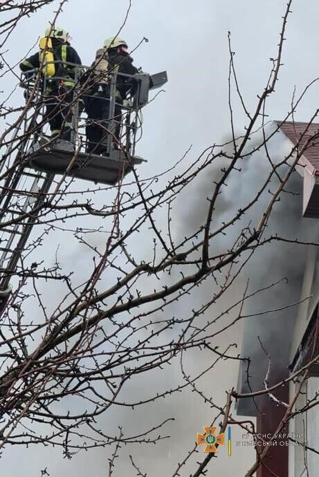 Пожарники спасли из охваченного огнем дома двух жителей