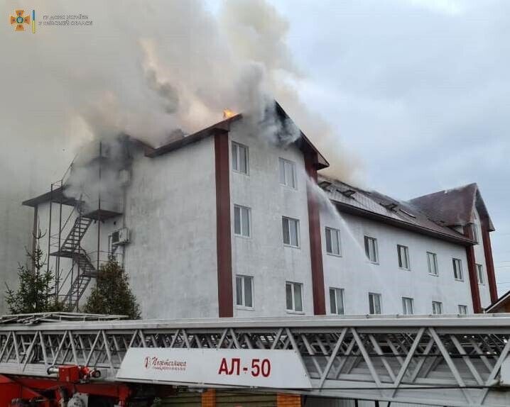 Пожар возник на крыше пятиэтажки