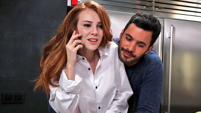 В сериале показана безумная история любви.