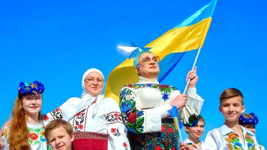 Верка Сердючка поддержала страну фото с флагом Украины