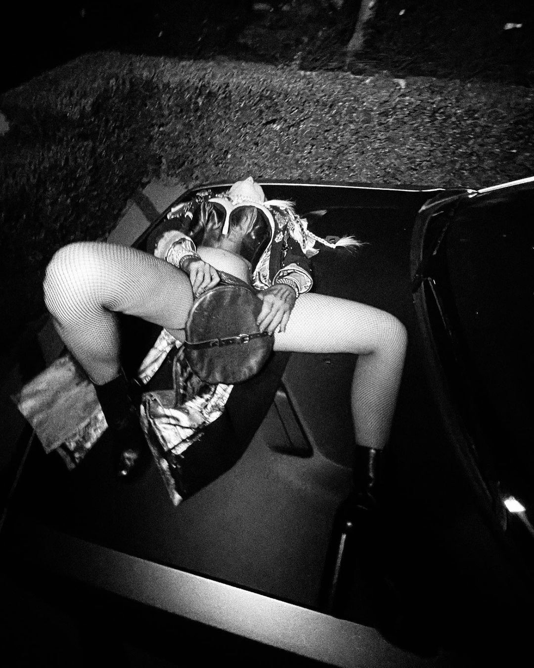 На одном из кадров Мадонна легла на машину, расставив ноги.