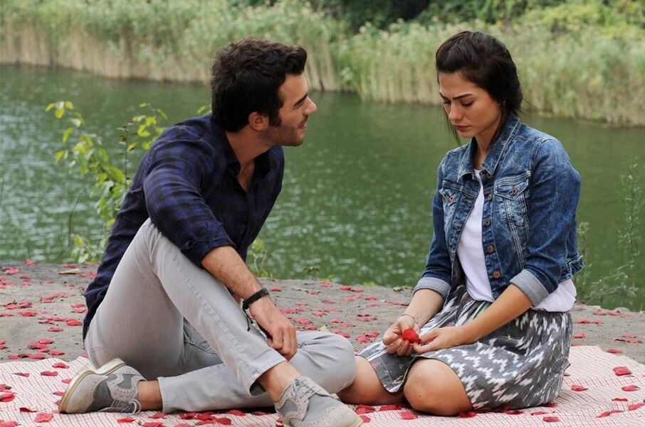 В киноленте показана легкая и непринужденная история любви.