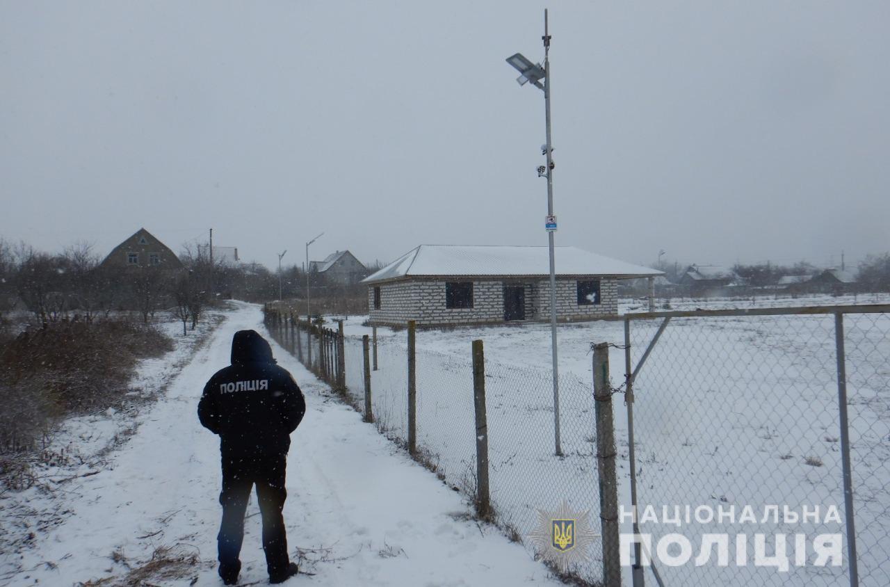 В Одесской области мужчина развесил на столбах муляжи гранат