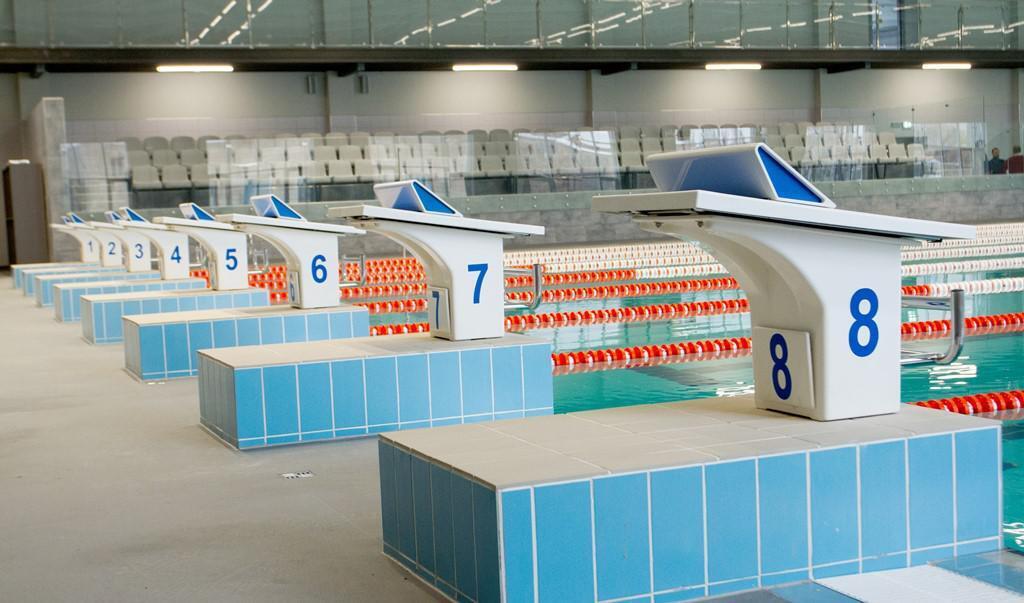 Основний басейн, довжиною 50 метрів, має вісім доріжок