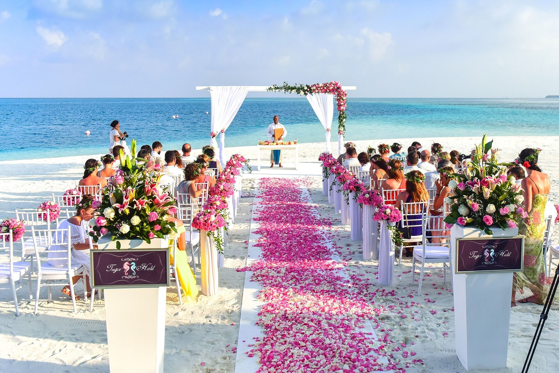 "Голые" свадьбы и магические ритуалы: как празднуют День влюбленных в разных странах