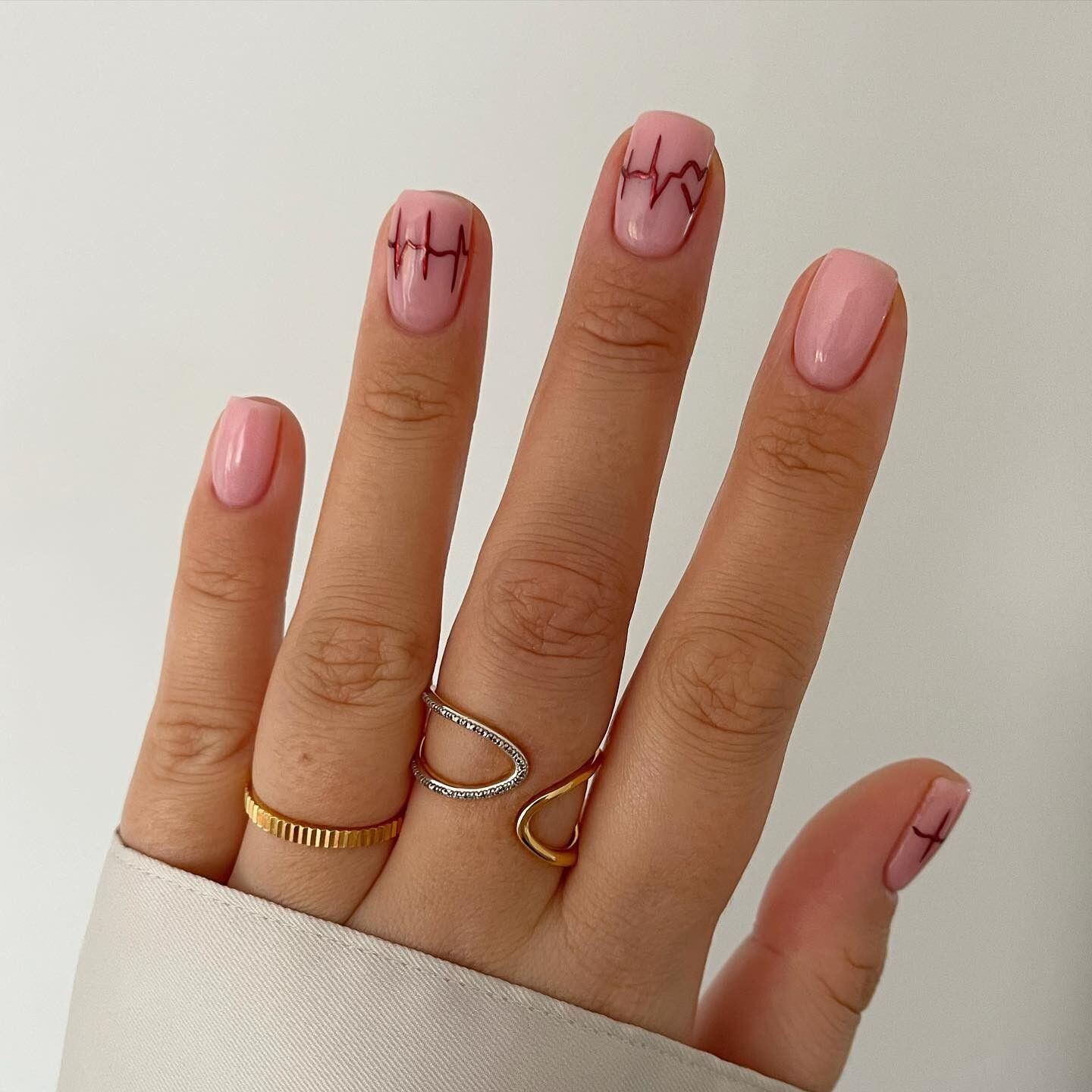 Нейл-арт с линией сердцебиения: