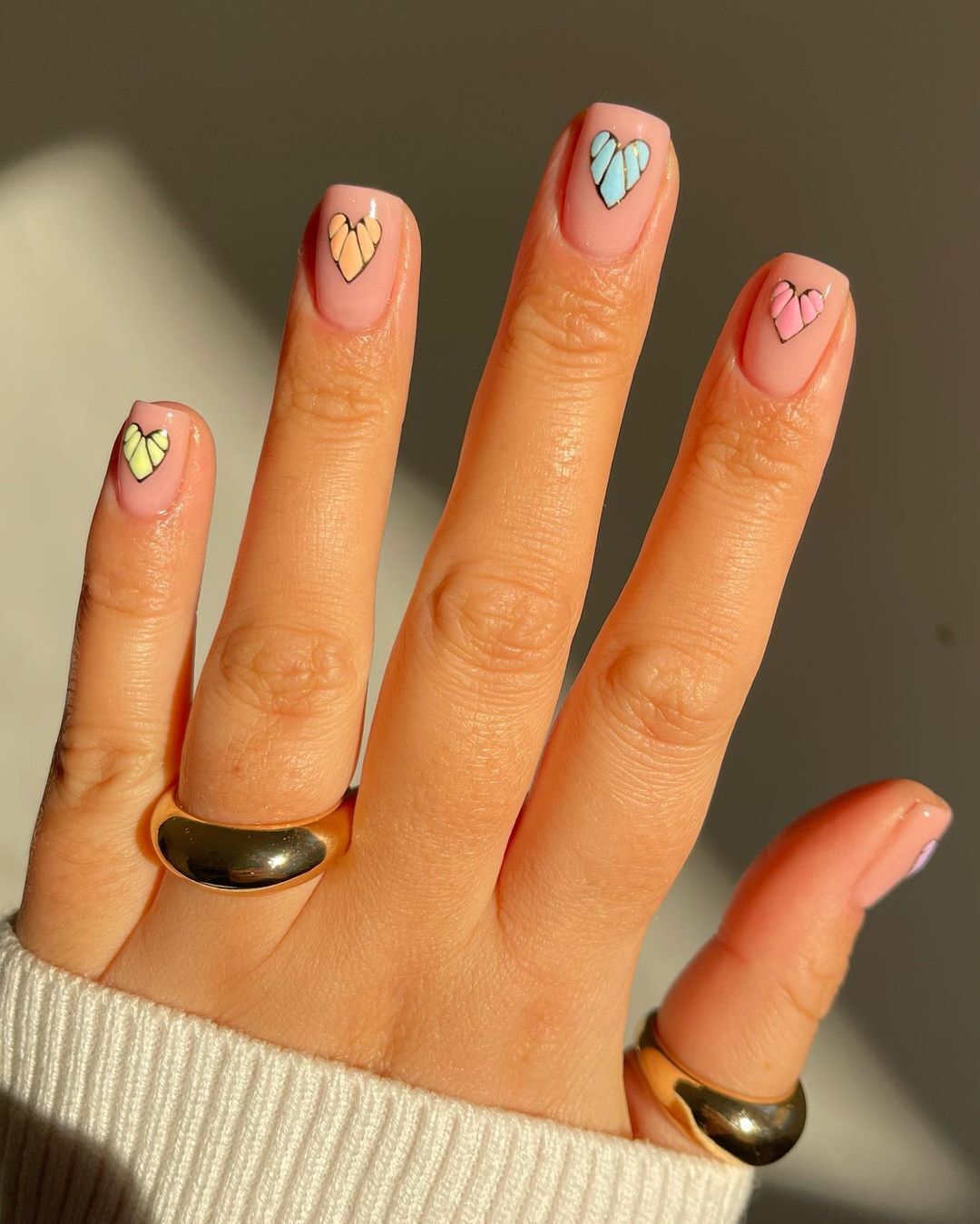 Дизайн ногтей с сердечками разных цветов