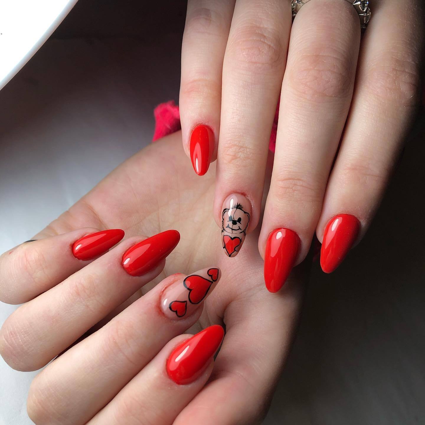 Нейл-арт с мягкой-игрушкой мишкой