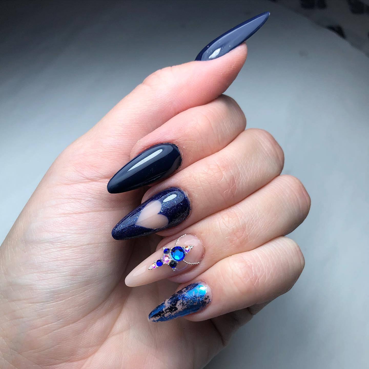 Темный маникюр ко Дню святого Валентина