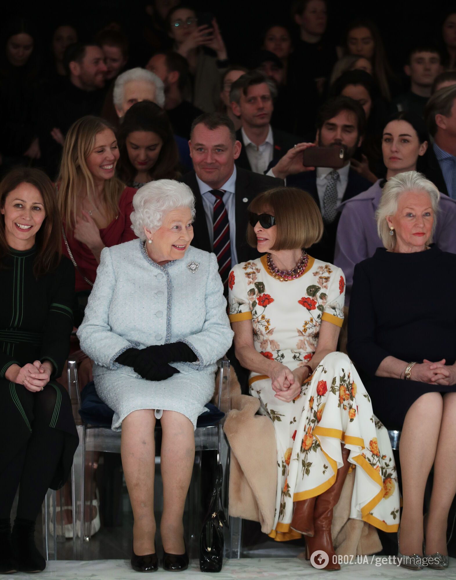 Британская журналиста Анна Винтур не сняла очки во время разговора с королевой