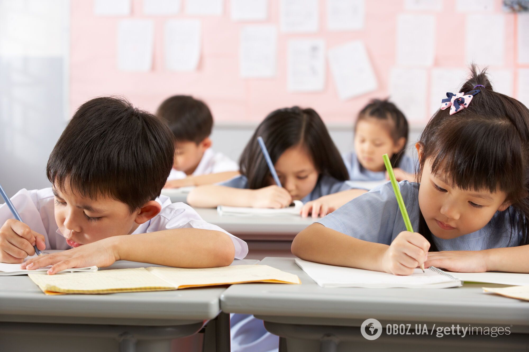 Китайські батьки не довіряють дітям, тому перевіряють їхні уроки до випуску зі школи