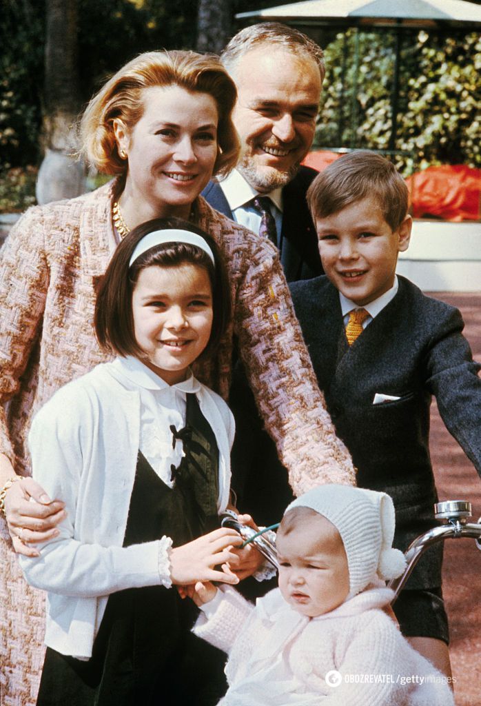Принцеса Стефанія з батьками (Реньє ІІІ і Грейс Келлі), з братом та сестрою.