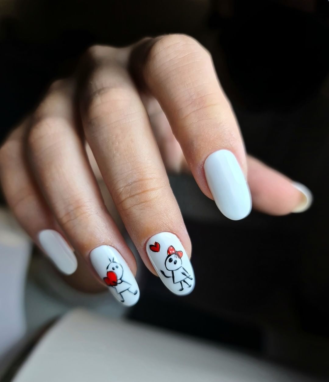 Белый маникюр с рисунком