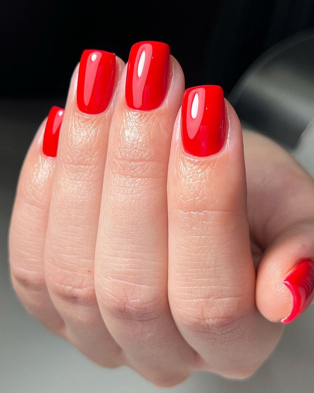 Однотонный красный маникюр