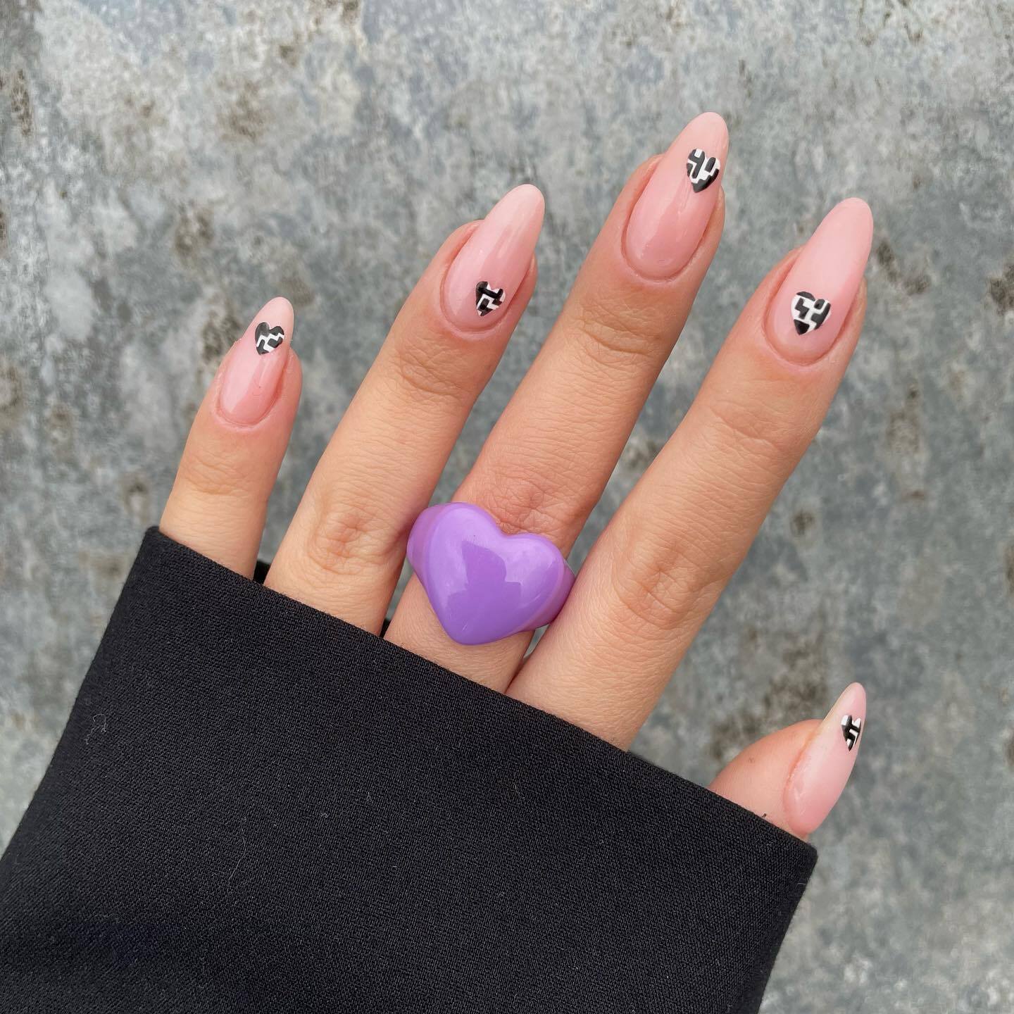 Маникюр ко Дню святого Валентина в стиле минимализм