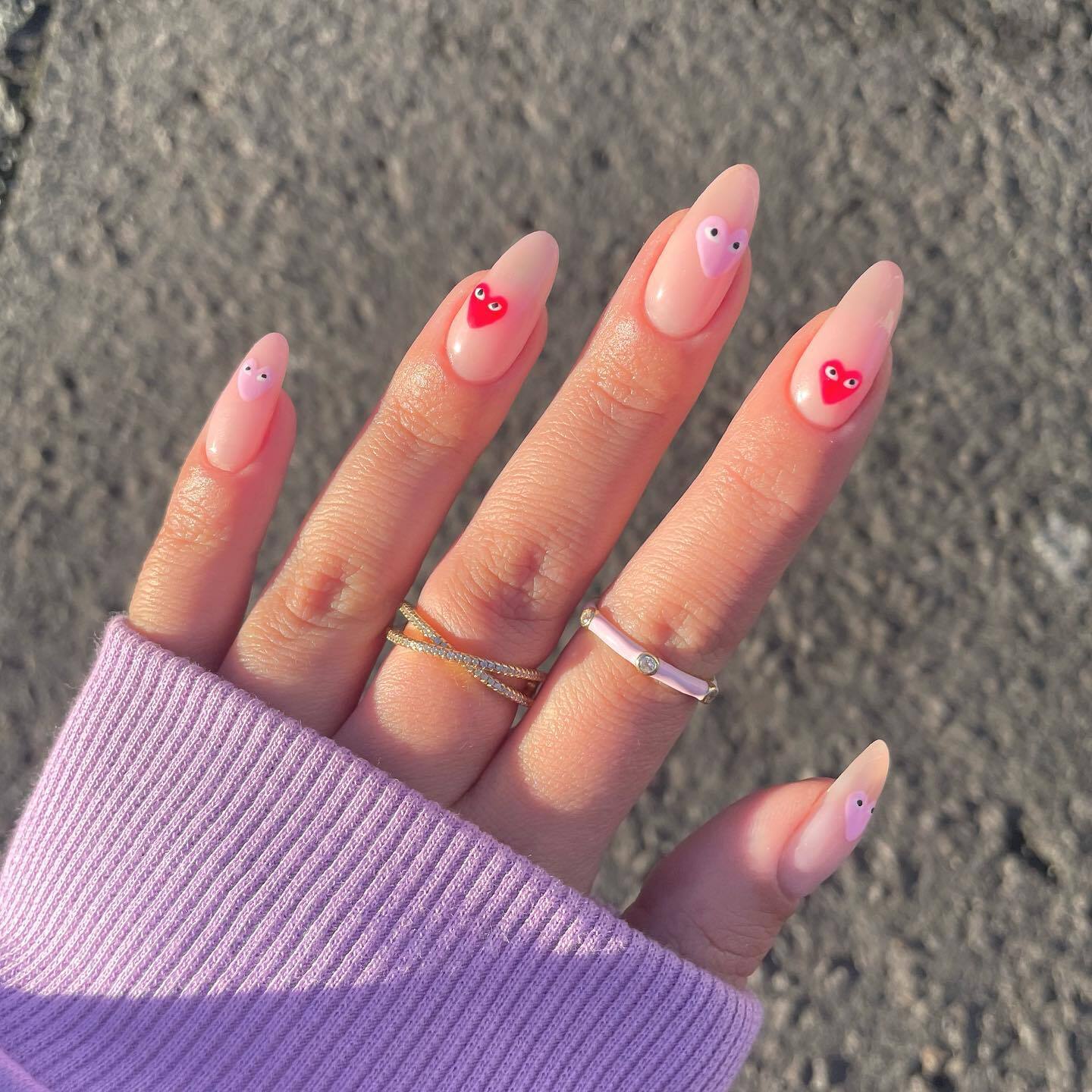 Маникюр с сердечками-смайлами