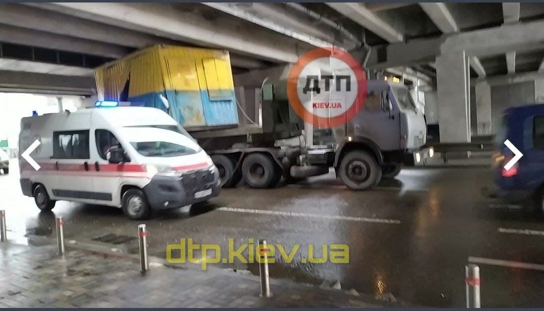 Вантажівка застрягла просто під шляхопроводом.