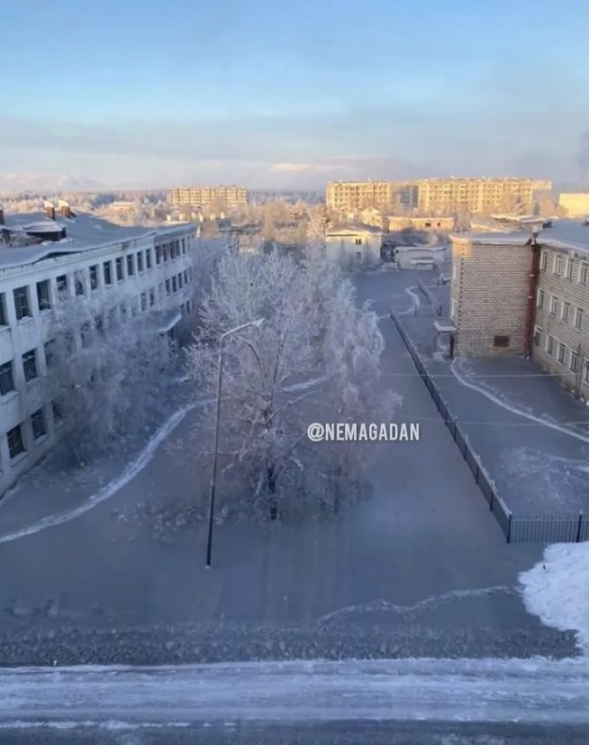В России поселки накрыло черным снегом.
