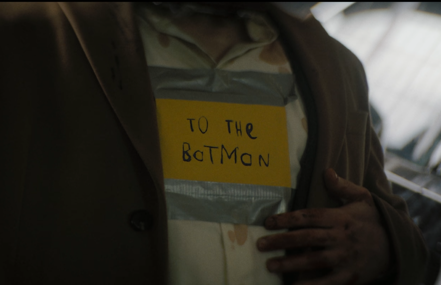 Создатели показали заложника с посланием Бэтмену