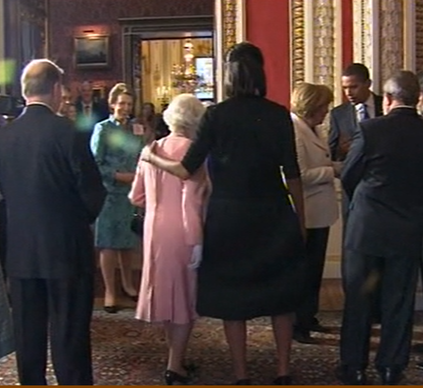 Мишель Обама обняла королеву за плечи