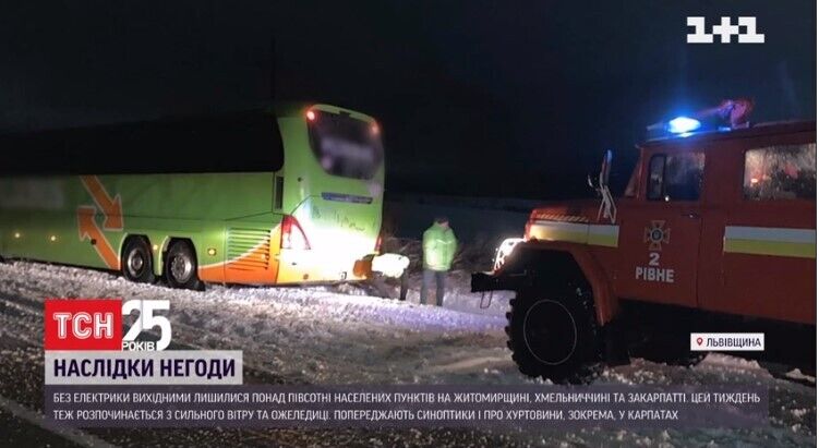 В Ривненской области чрезвычайным работникам пришлось вытаскивать из сугробов пассажирский автобус