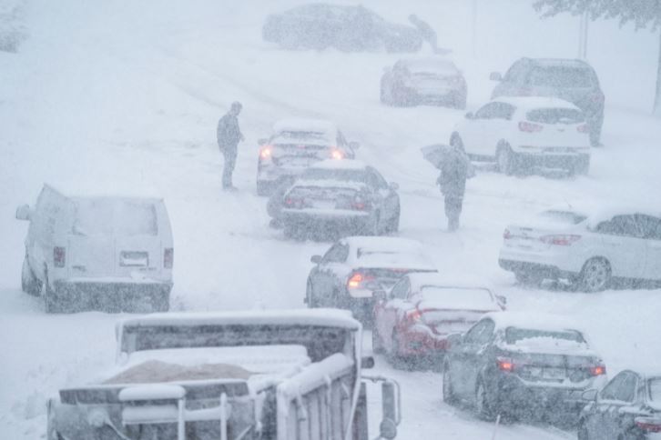 Спецслужбы помогают попавшим в снежную ловушку водителям