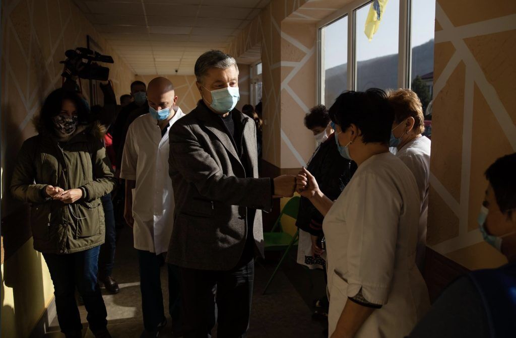 Петр Порошенко в Яремчанской центральной городской больнице во время рабочей поездки на Прикарпатье