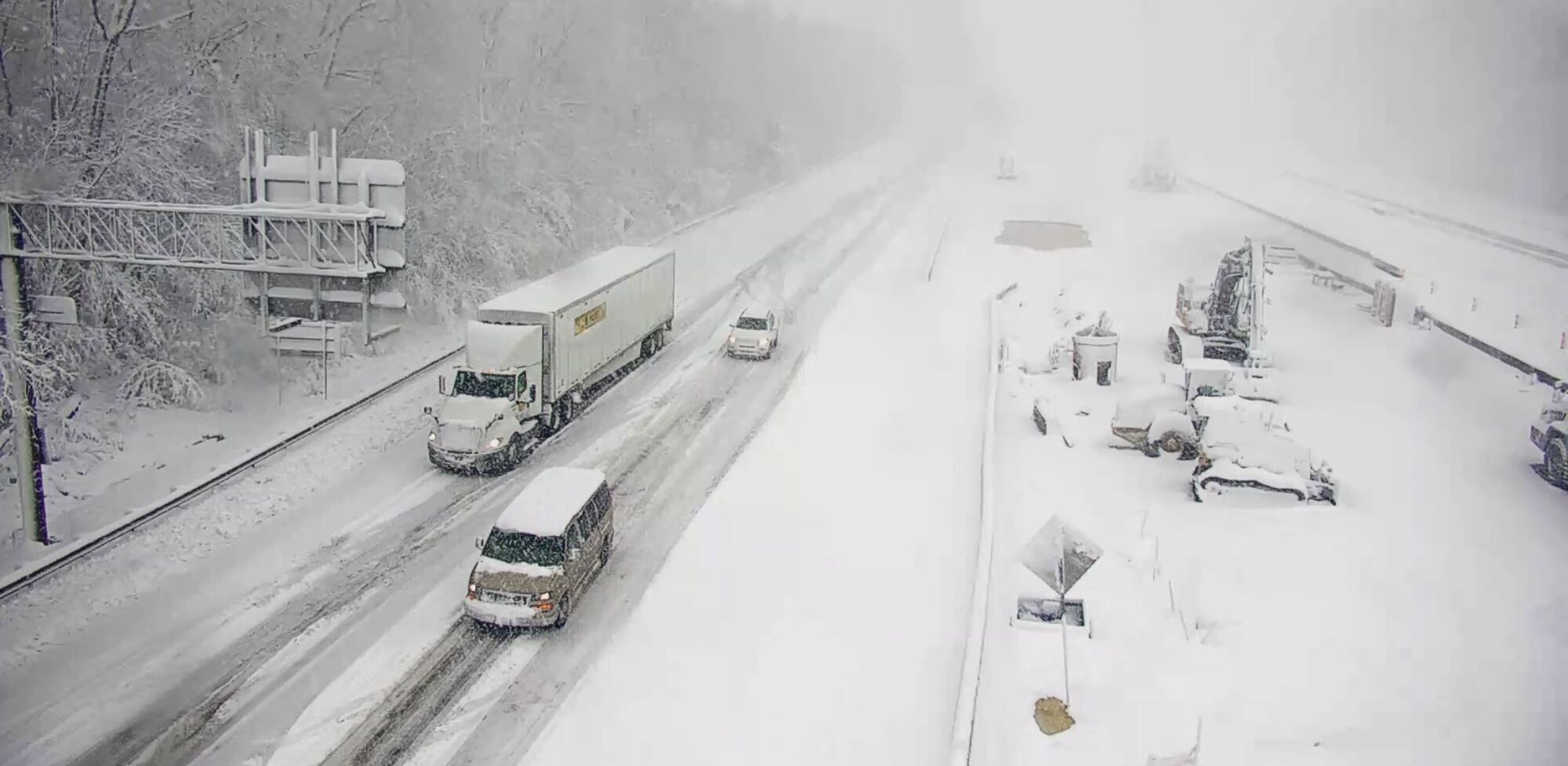 Снегопад принес множество проблем на дорогах США