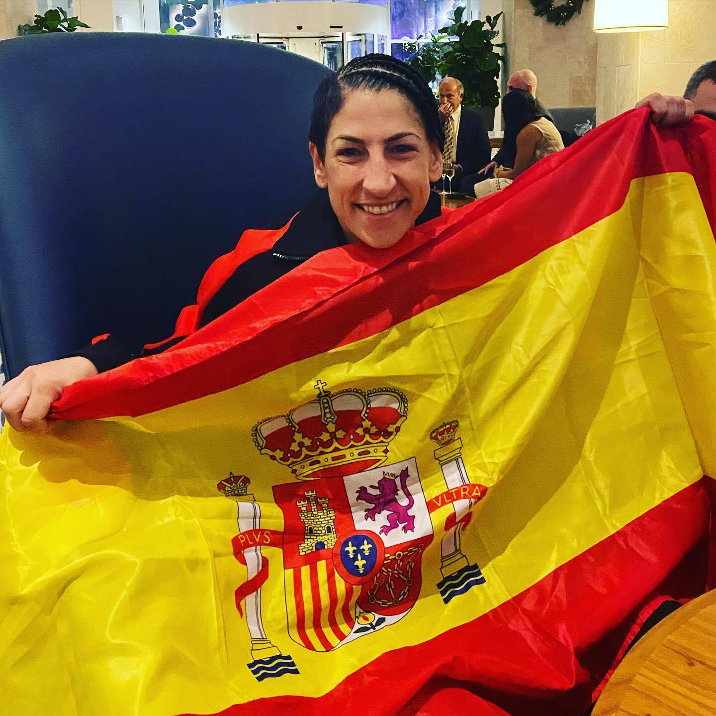 Міріам Гутьєррес із іспанським прапором