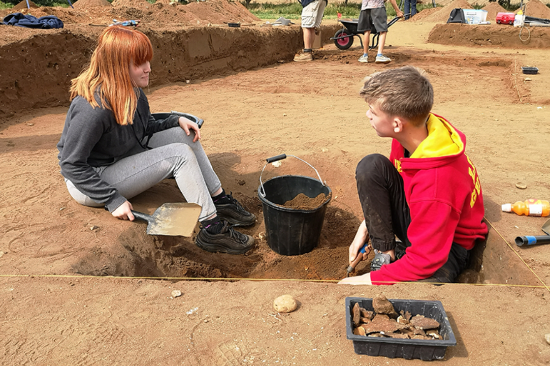 У розкопках вченим допомагали учні місцевої школи.