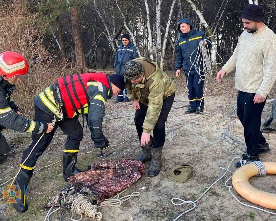 Випадкові свідки допомогли чоловікам дістатися до берега