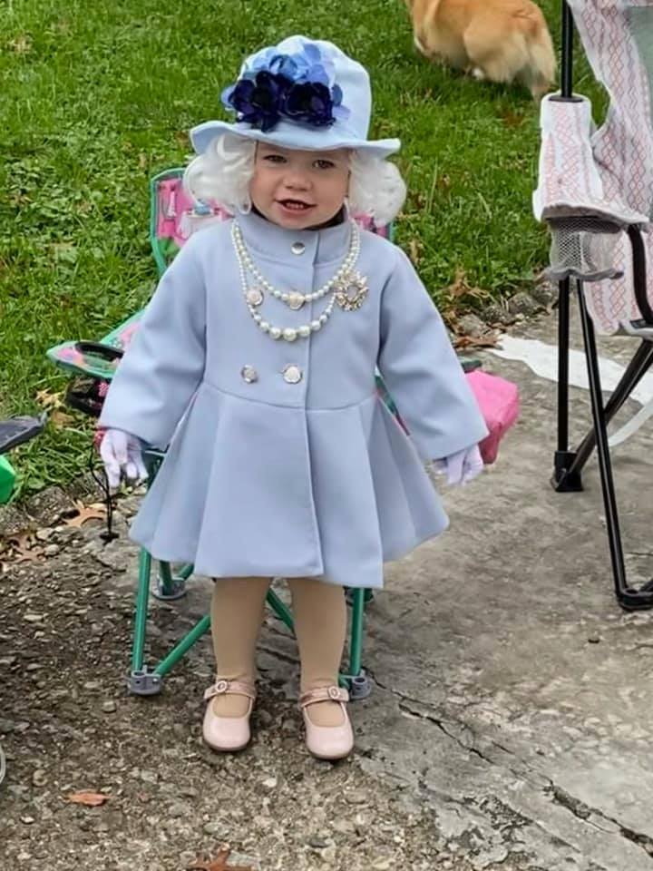 Однорічна дівчинка нарядилася королевою Єлизаветою II на Гелловін