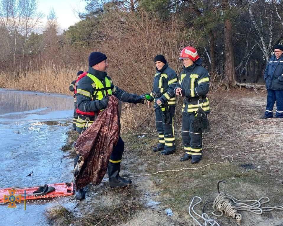 Впоследствии прибыли спасатели, укутавшие одеялами потерпевших