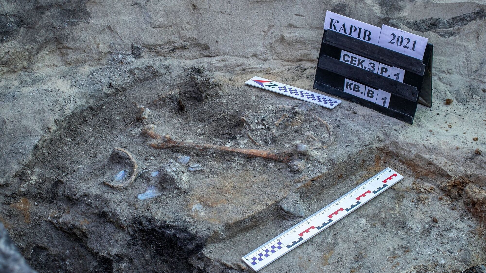 Під час розкопок виявили поховання з обрядовими предметами всередині та поглиблену споруду, призначення якої поки що залишається загадкою.