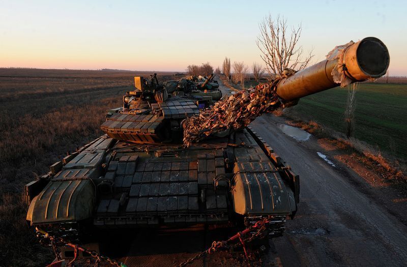 Українські танки під час навчань на сході України