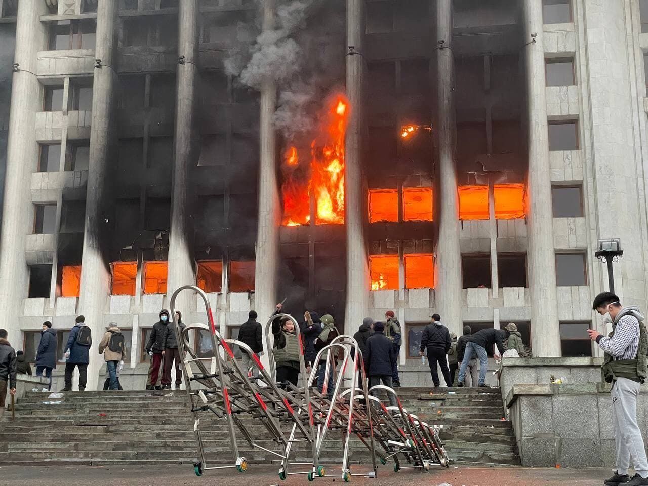 В Алмати горить будівля акімату