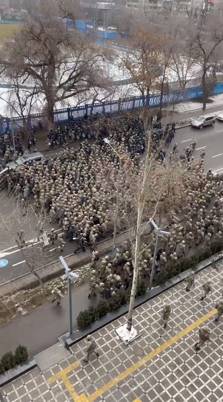 В Алмати розпочалася стрілянина, вибухають світлошумові гранати: є постраждалі. Фото і відео