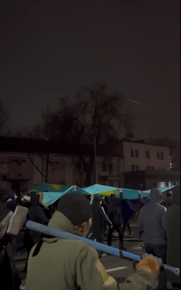 Протестующие идут к департаменту полиции Алматы.
