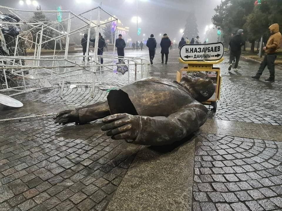 Снесенный памятник Назарбаеву.