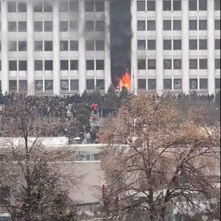 Гремят взрывы и раздаются выстрелы: появились новые видео штурма и захвата акимата Алматы