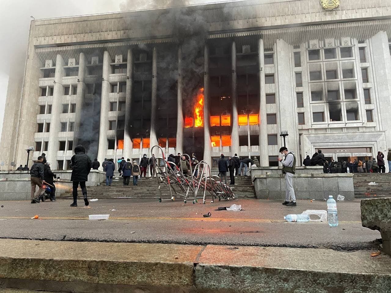 Мітингувальники захопили алматинську резиденцію президента Казахстану: зіткнення не припиняються