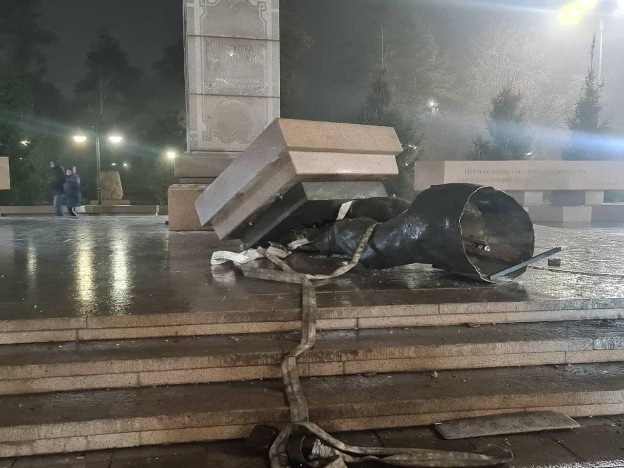 Памятник Назарбаеву снесли