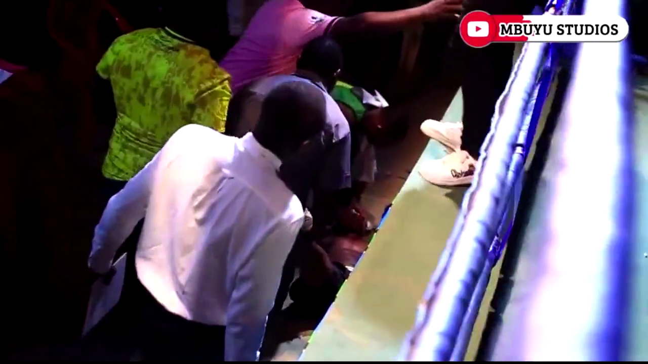 В Танзании боксер от нокаута вылетел с ринга головой вниз. Видео