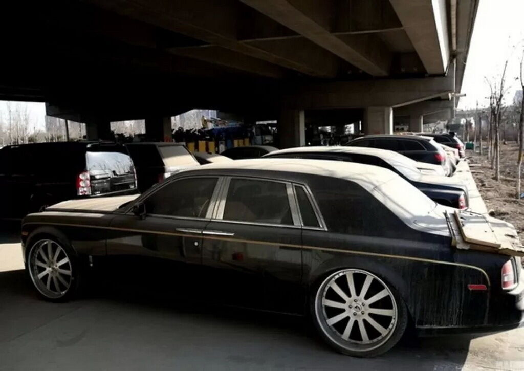 На одном из Rolls-Royce Phantom установлены огромные хромированные диски на низкпопрофильной резине